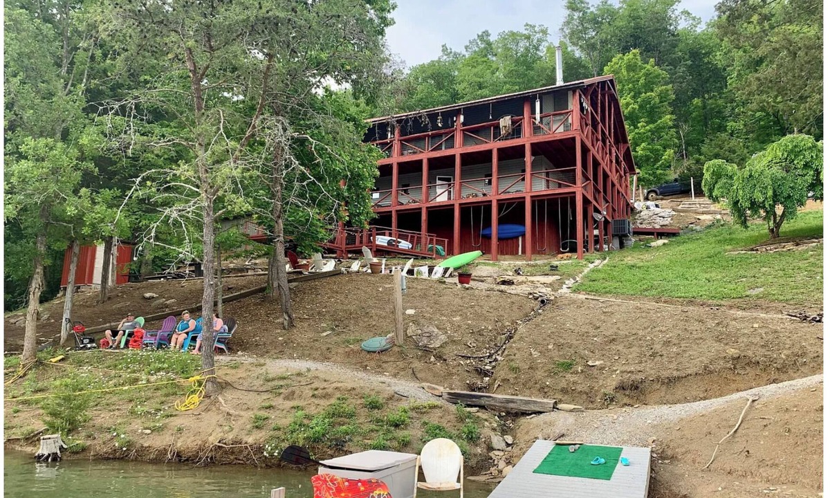 Speedwell Cabin | Lakefront Retreat Sleeps 20 | Game Room, Arcade & Private Dock on Norris Lake