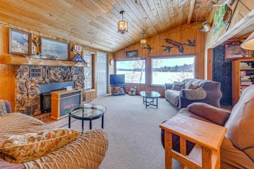 Suring House | Lakefront Suring Home w/Pool Table + Views!