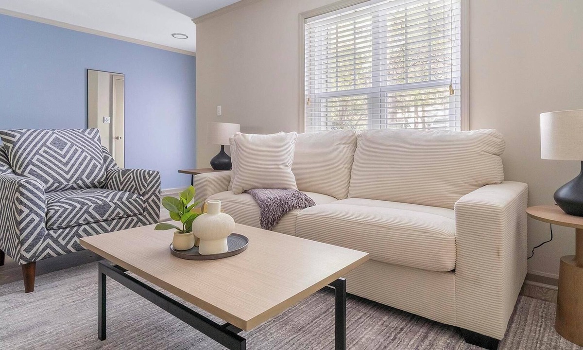 Crabtree Apartment | Landing | Modern 2BD, Tennis Court, Clubhouse