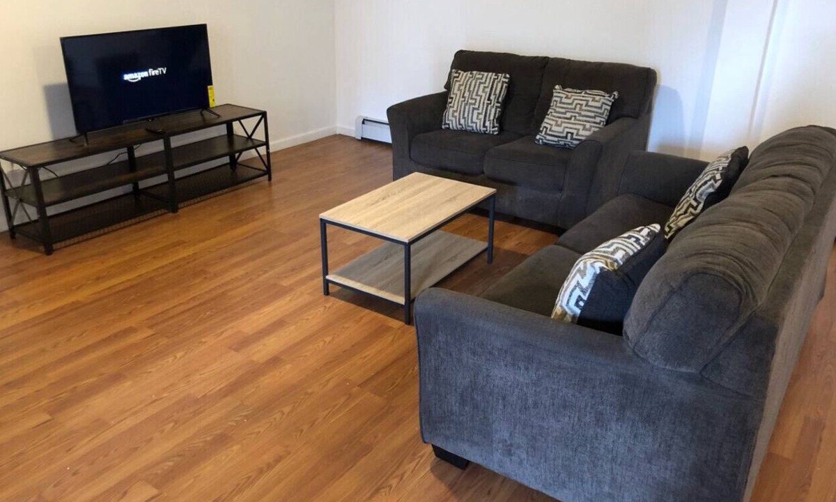 Elizabeth Apartment | Large apartment, direct NYC train 5 min walk, MetLife Stadium 30 mins