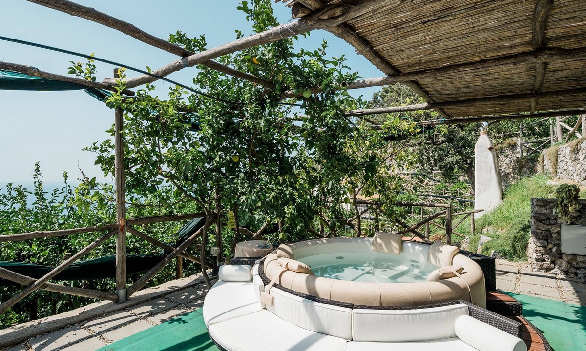 Maiori Apartment | Large Green House