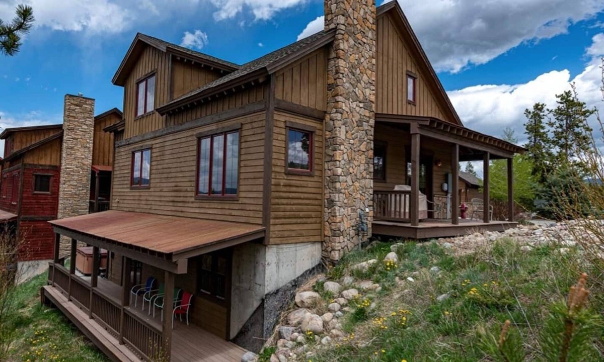 Fraser House | Large Stunning home, Shuttle, Hot Tub Views & Close!