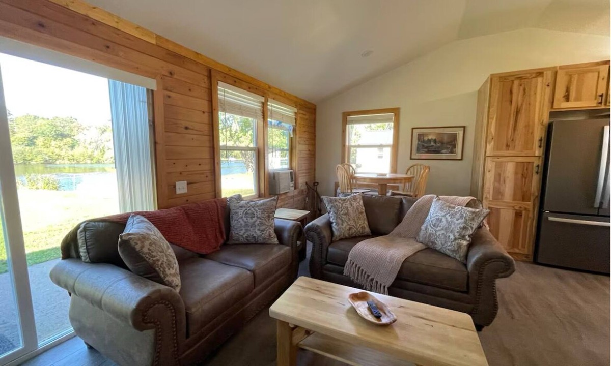 Altoona House | Legacy farm waterfront cottage in welcoming Eau Claire with WiFi, AC