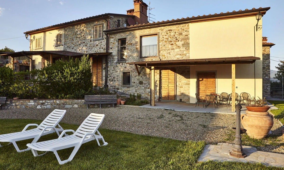 Capolona Apartment | Lovely apartment for 5 guests with WIFI, pool, TV, pets allowed and panoramic view, close to Are.