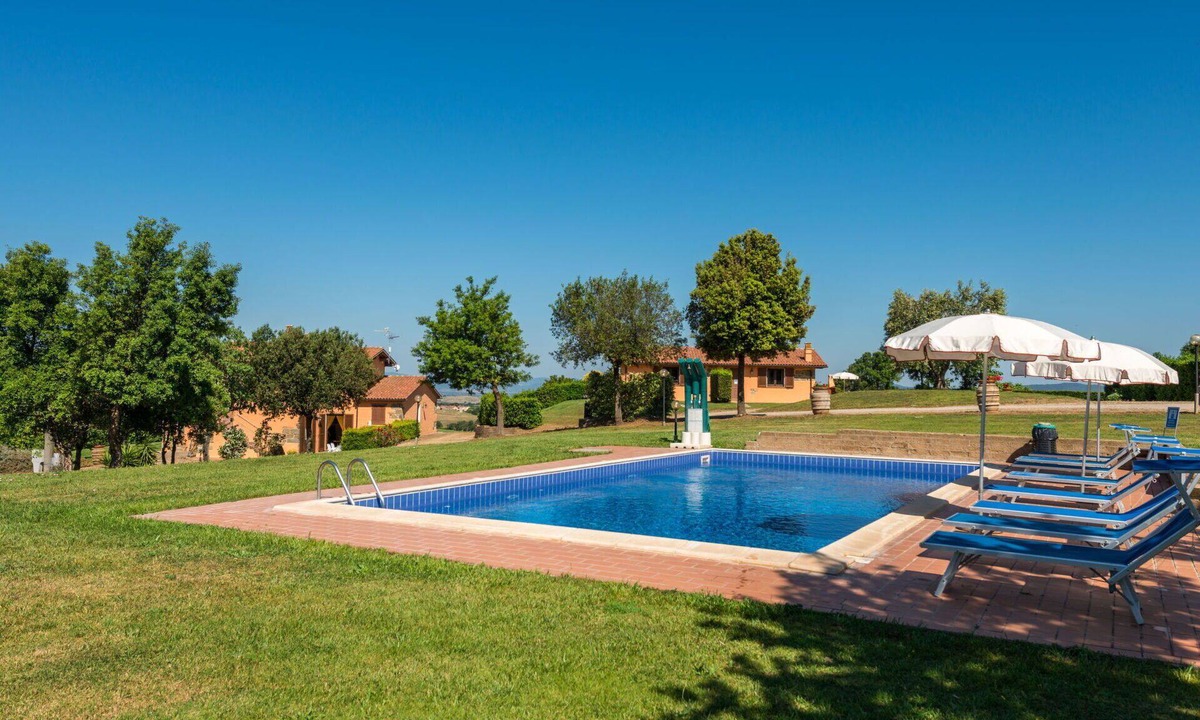 Scansano Villa | Lovely apartment in villa for 4 guests with A/C, pool, WIFI, TV, terrace and pets allowed