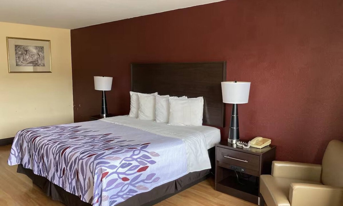 Cleveland Hotel | Lovely Extended-Stay Room - Budget-Friendly Comfort