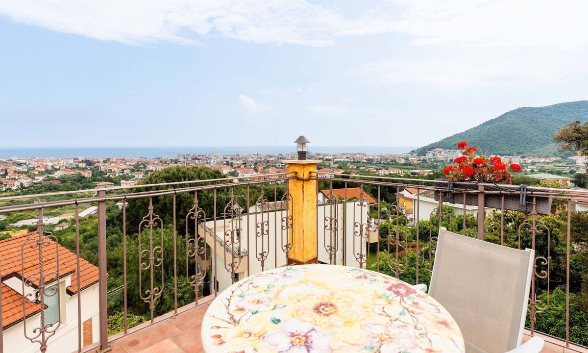 Borghetto Santo Spirito Villa | Lovely apartment in villa for 5 people with pool, A/C, WIFI, balcony and pets allowed