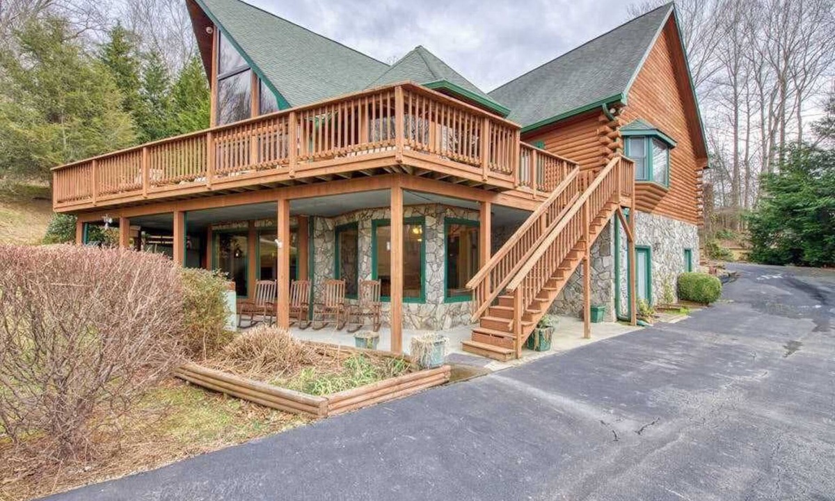 Lake Junaluska House | Lower level unit in duplex with AC, fireplace, washer & dryer, community pool