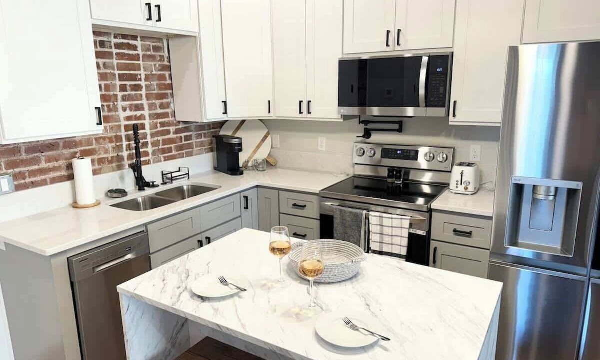 Cape Girardeau Apartment | Luxe 2KBR Apt w/Electric Fireplace · By KeenStays