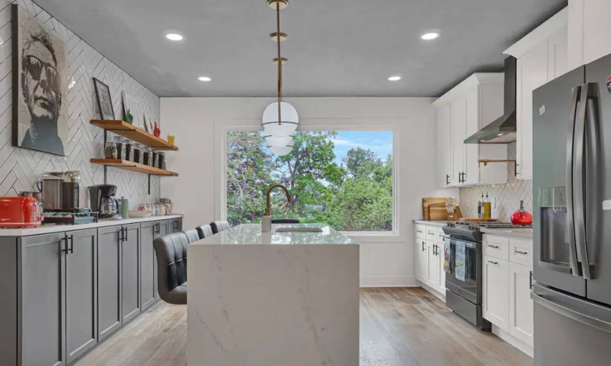 South Hills House | Luxury 4 BR Art Deco Home+3 Parking Spots+In City