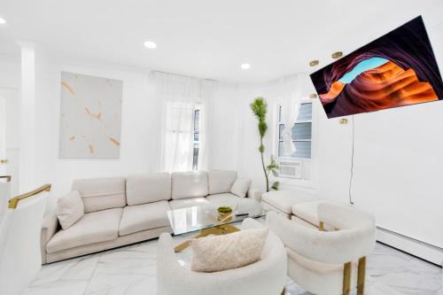 Bryn Mawr House | Luxury 5 BR 2BA Apt NYC Sleeps 16 with Free Parking!