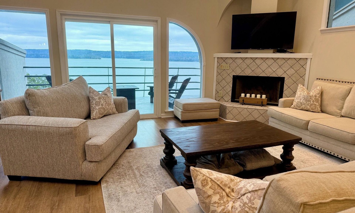 Counce House | Luxury waterfront Villa on Pickwick Lake w/sensational views, boat slip, pool!