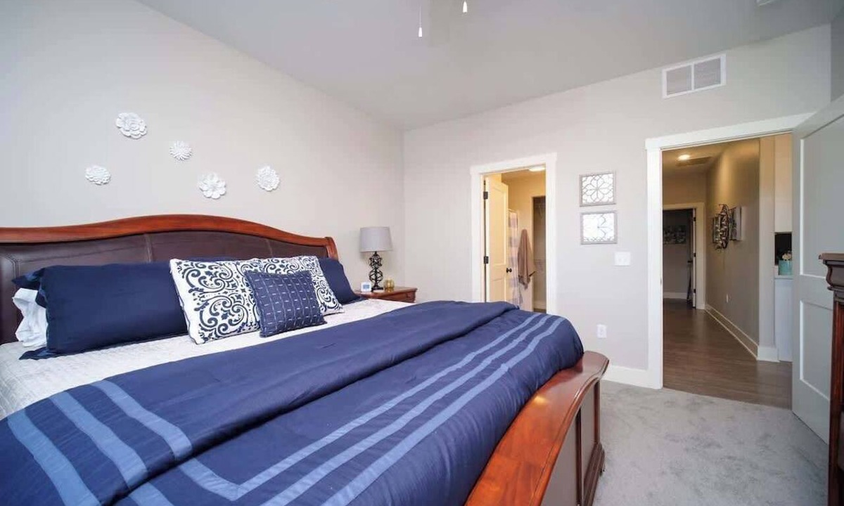 Bettendorf Condo | Main Floor Cozy 2 Bedroom Condo with a master suite in Bettendorf