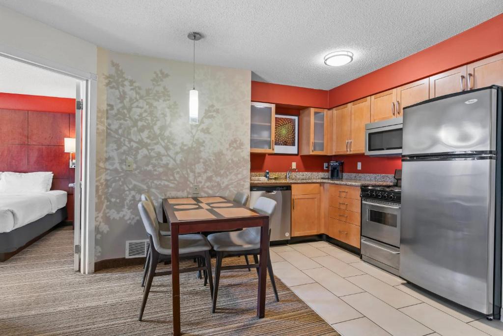 Appleton Hotel | MainStay Suites Appleton Airport - Fox River Mall Area