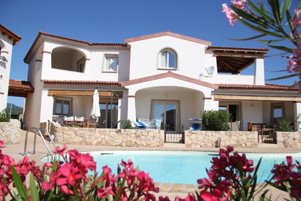 Limpiddu House | Mediterranean Sea Shell Pool House