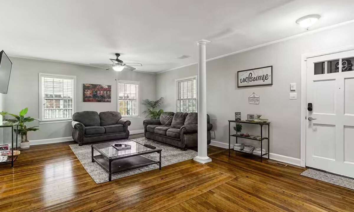 University District House | Memphis Home w/Backyard, Parking & High Speed Wifi. Entire home in Memphis, TN