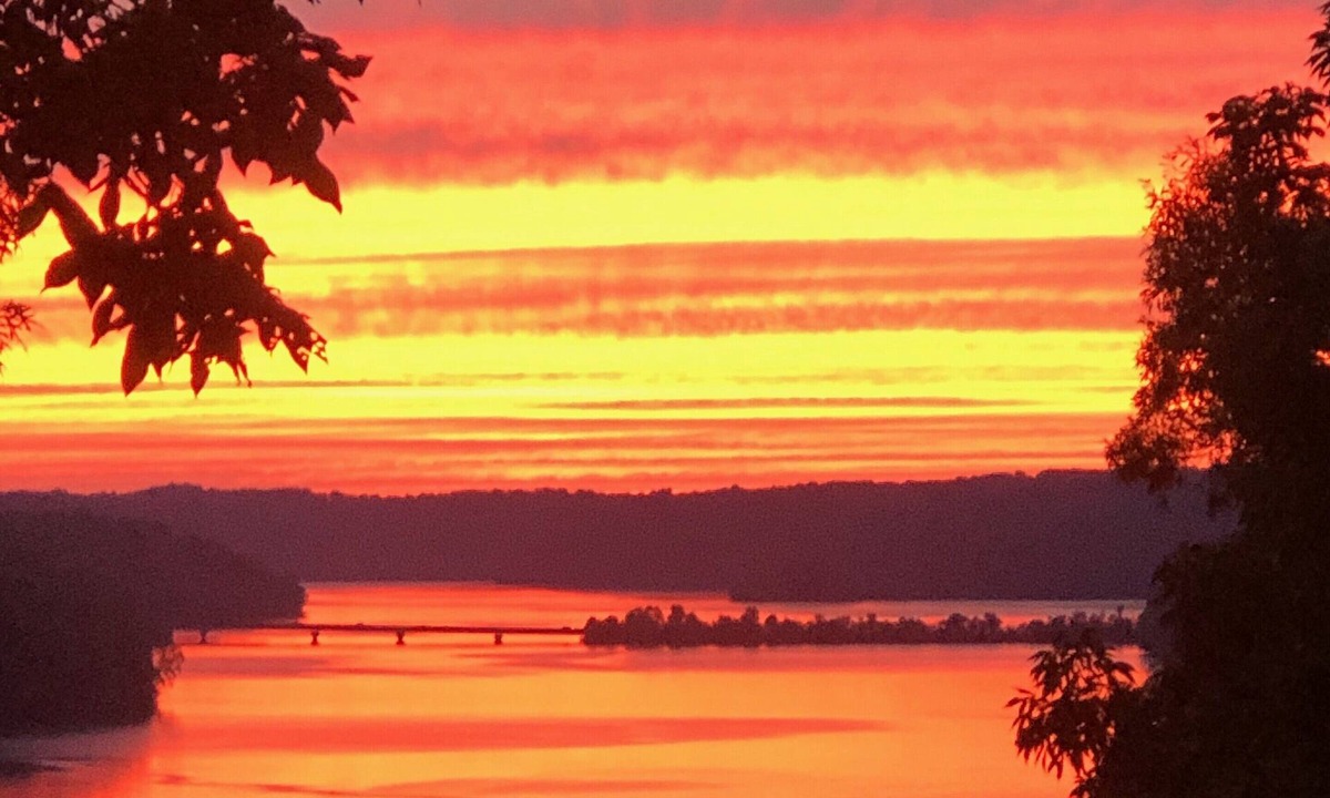 Dickel House | Million Dollar Views of Lake Normandy Sunsets- Jacuzzi for Fall/Winter Sunsets!