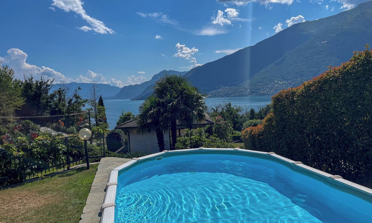 Olgiasca Apartment | Mimosa II Panoramic Balcony Holiday Apartment with Pool