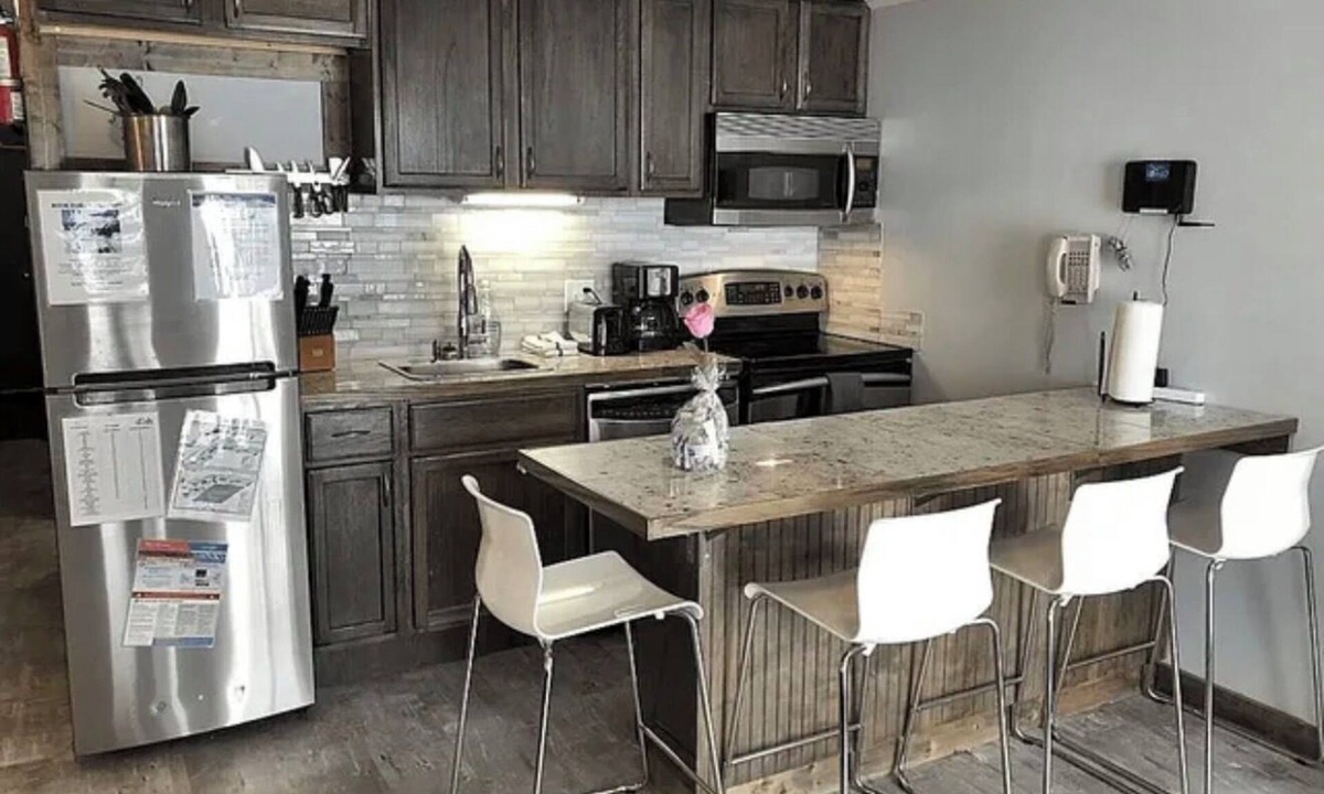 Edray Condo | ML130 Charming 1-bedroom condo in SnowShoe. Just steps from the slopes.