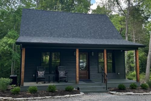 Carbondale House | Modern 2BR Cabin w Hot Tub Near Carbondale