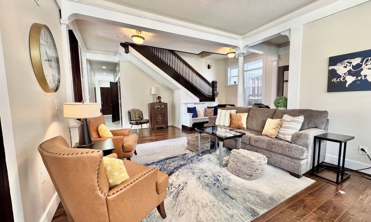 Bloomington House | Modern Meets Vintage! 5 BEDROOMS. Game Room, Patio, FUN!