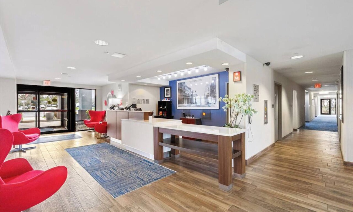 East Texas Hotel | Modern Room with Breakfast and Indoor Heated Swimming Pool Close to Dorney Park