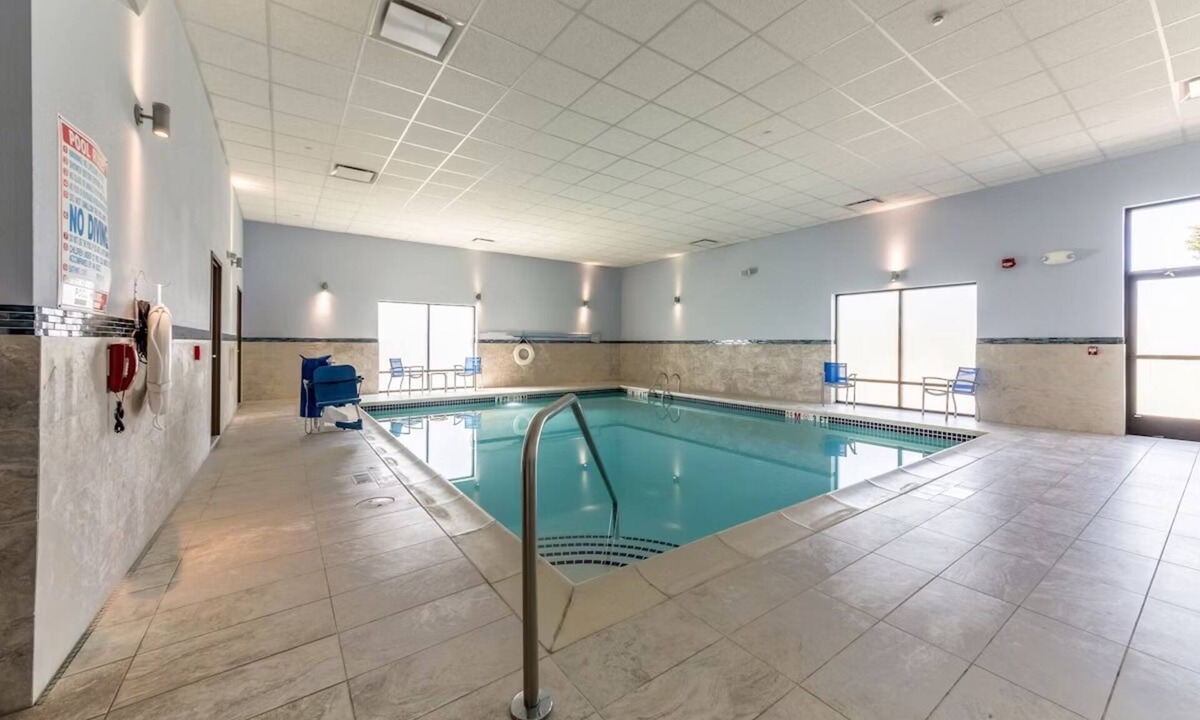 East Texas Hotel | Modern Room with Breakfast w/Breakfast & Indoor Pool Close to Dorney Park