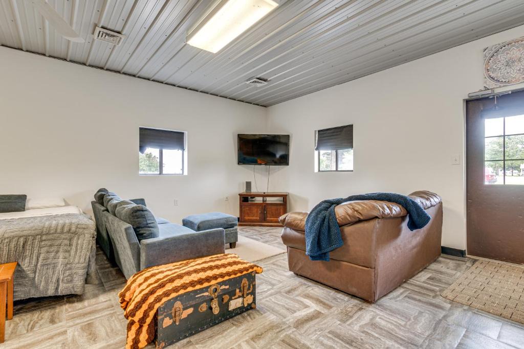 Montrose Apartment | Montrose Studio Getaway w/Covered Patio