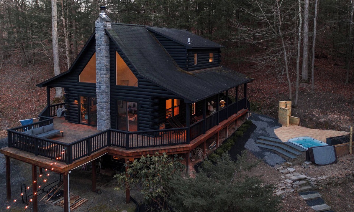 High Falls House | Mossybrook Hideout: Dog Friendly Oasis in High Falls w/Hot Tub