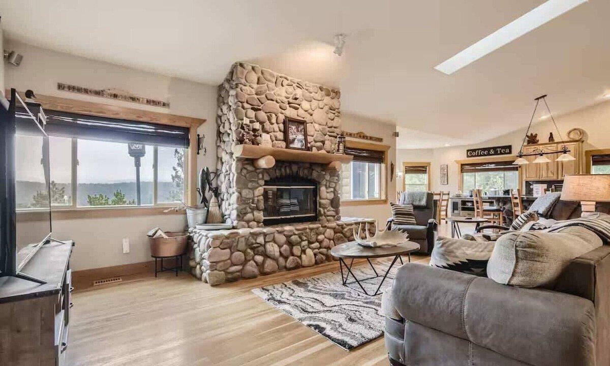Black Hawk House | Mountain Retreat | Deck with Views | Sleeps 10