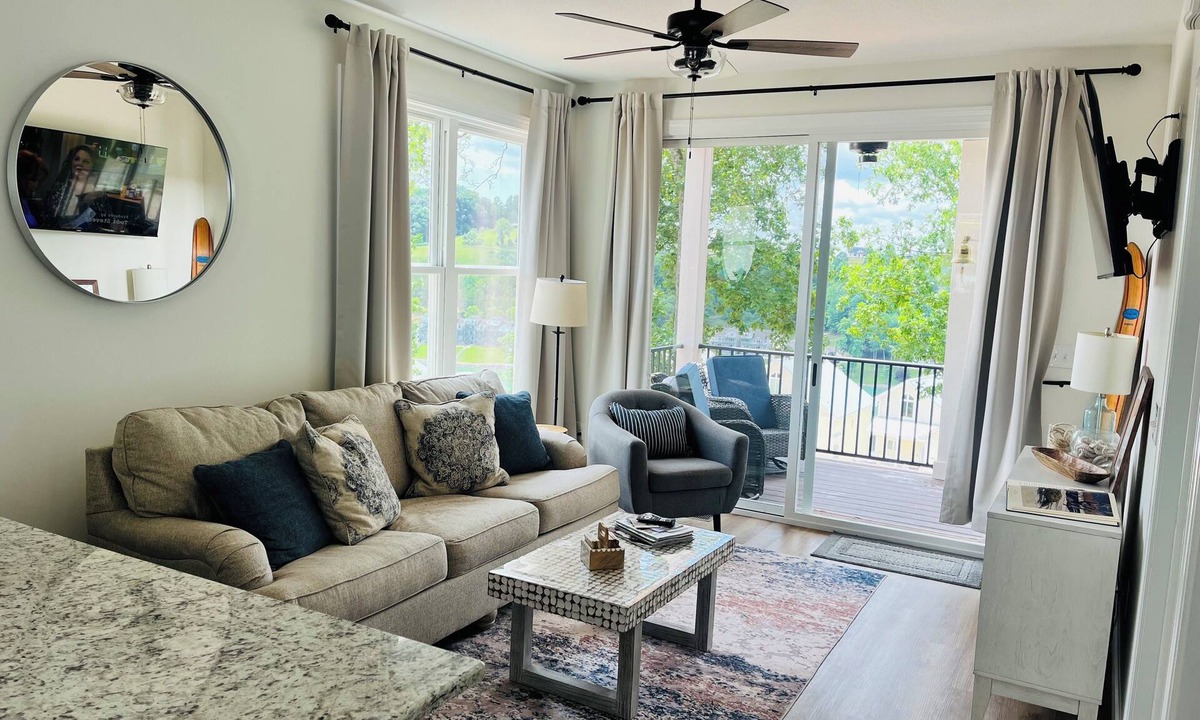 La Follette House | New 3 bed, 3 bath cozy home in Deerfield resort with private dock.
