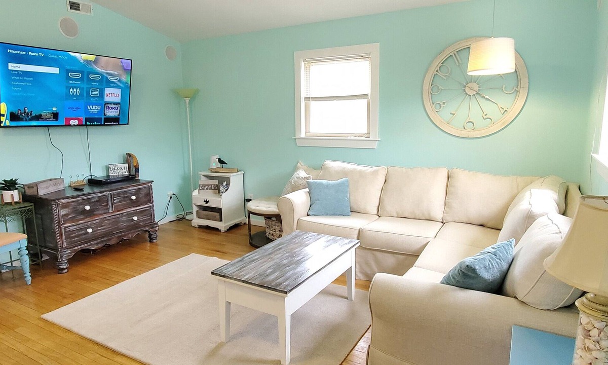 Colington Cottage | OBX Beach Xanadu - .7 miles to the beach plus HOTTUB! 🏖🏄‍♀️👙🩳🩱🩴🕶🏌‍♂️🚲
