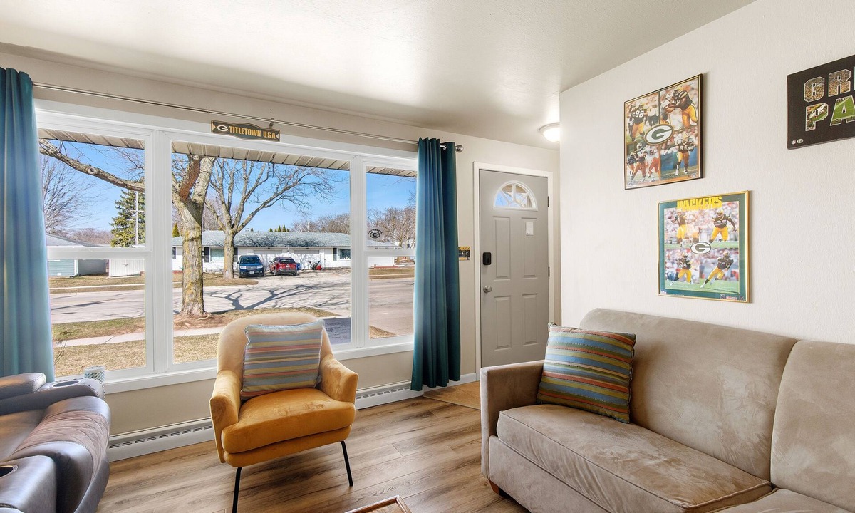 Green Bay House | Oneida St duplex 5 min walk to Lambeau 8 beds furnished full kitchen laundry