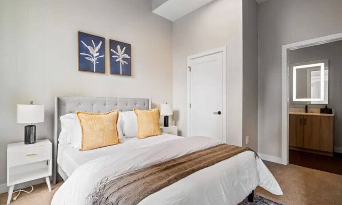 Downtown Cincinnati Apartment | OTR 2BR Queen Beds Walk-In Shower Smart TV