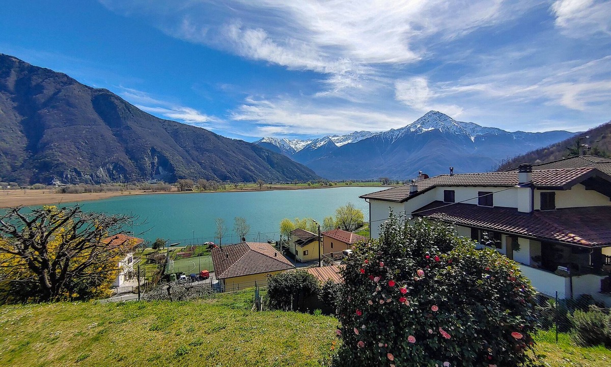 Dascio Apartment | Panorama Mera holiday flat with garden