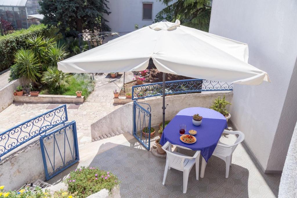 Alcanterini Apartment | Patty green house