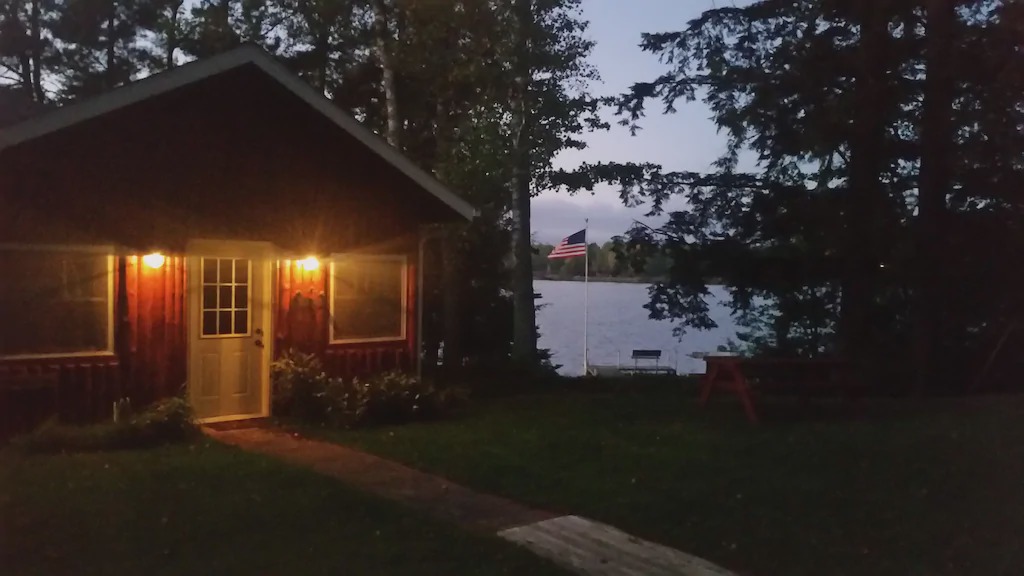 Mercer Cabin | Peaceful Privacy Lakeside, Private Dock, Great Sunsets, Free WiFi & Cable-Mercer