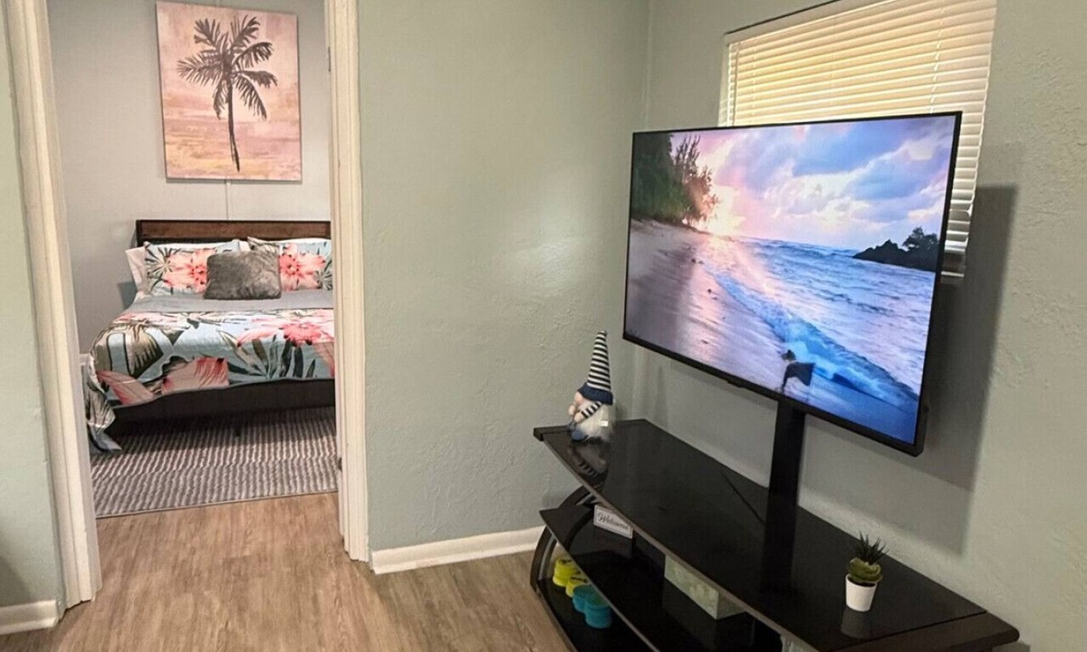 Parsuns To Cocoa Beach House | Penguins on the Beach | 1BR Beach Shack Steps to Beach & Downtown w/pool | Unit C