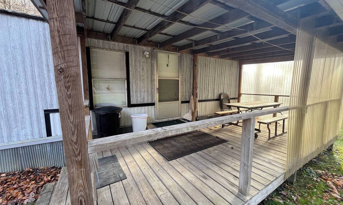 Northfork House | Pet Friendly 2-bedroom mobile home in Crumpler minutes from HMT's Indian Ridge