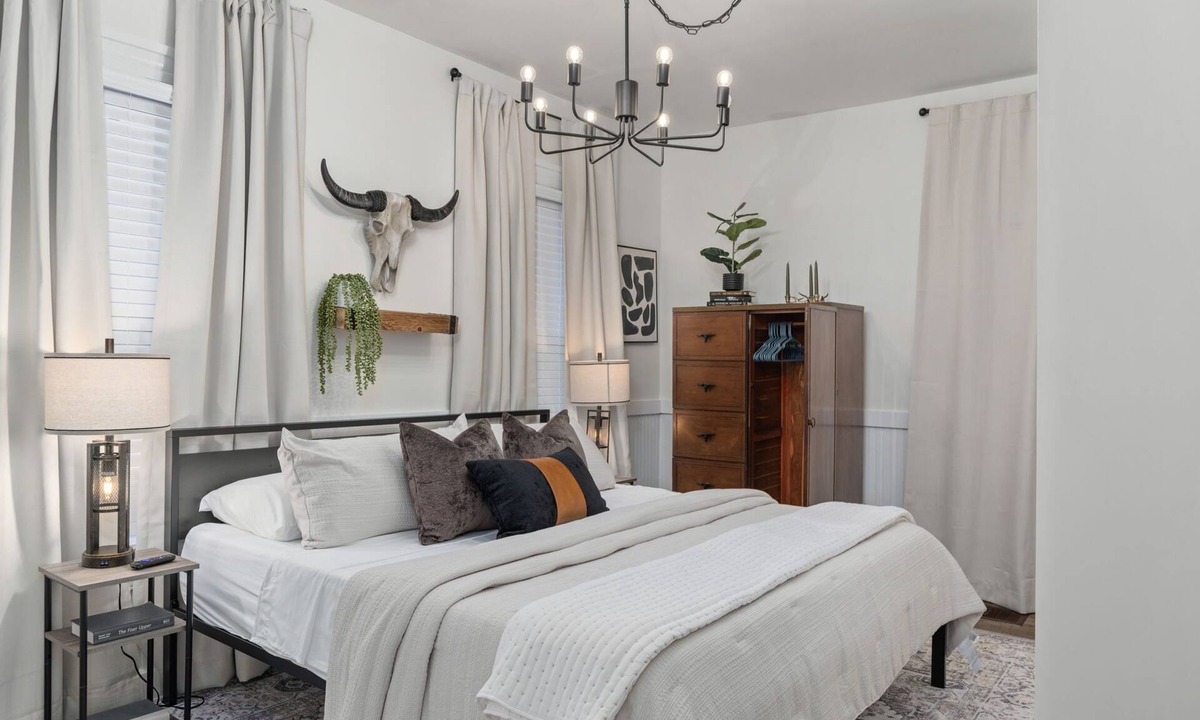 East Florence House | Pet-Friendly 3BR Home Fast WiFi Smart TVs Yard & Parking Crews Welcome