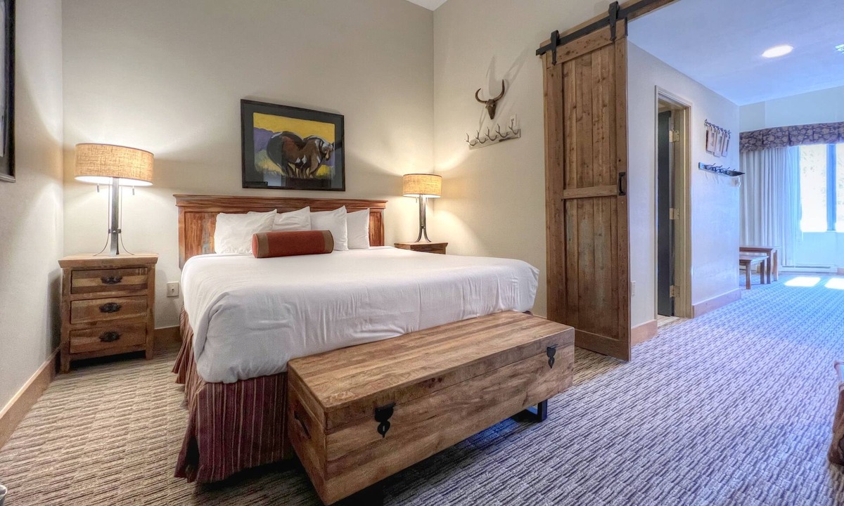 Mount Crested Butte Hotel | PET FRIENDLY King Suite at Base of the Mountain!