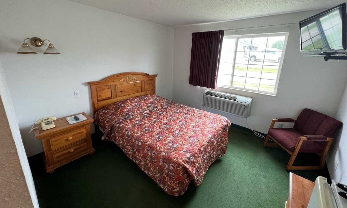 Renault Bed & Breakfast | Petite Single Queen Room in the Heart of Red Bud!