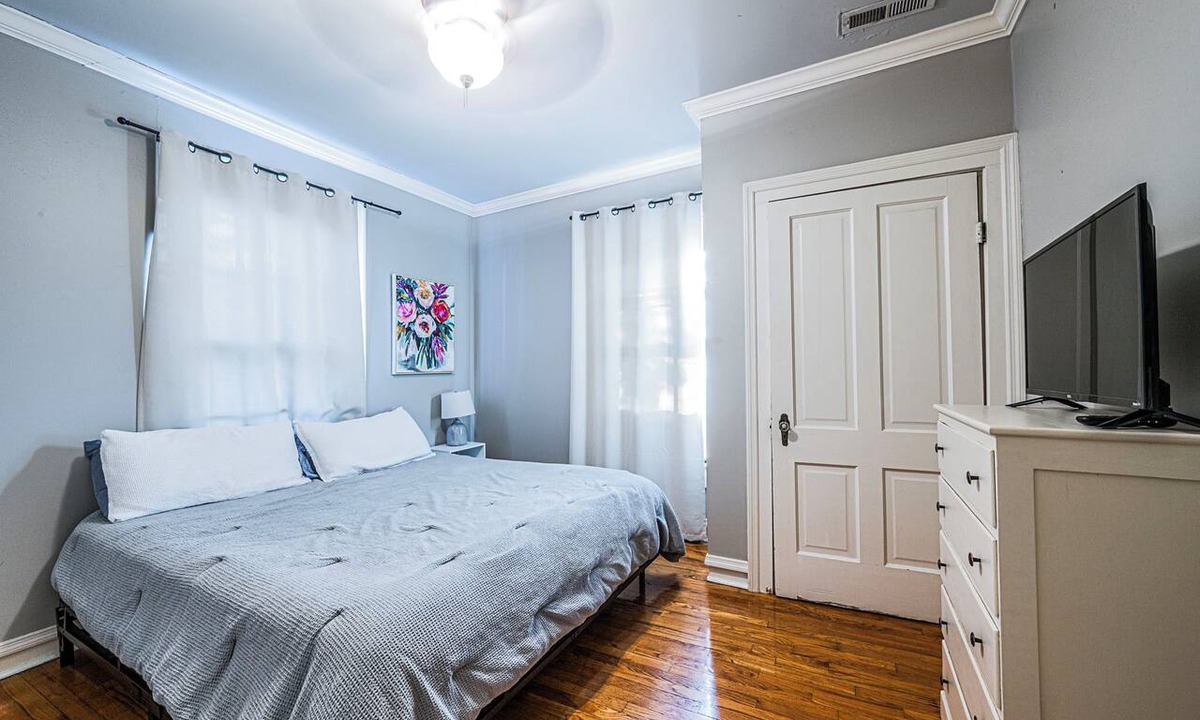 Bowling Green Condo | Picasso Palace