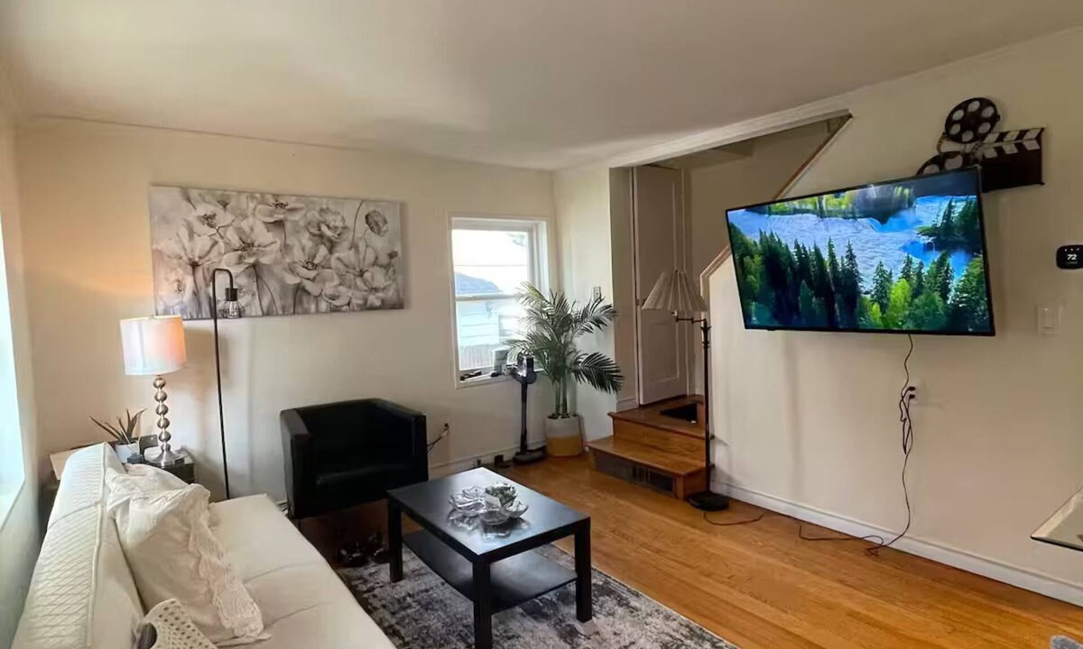 Arlington House | Private 2b/1b house with fenced backyard