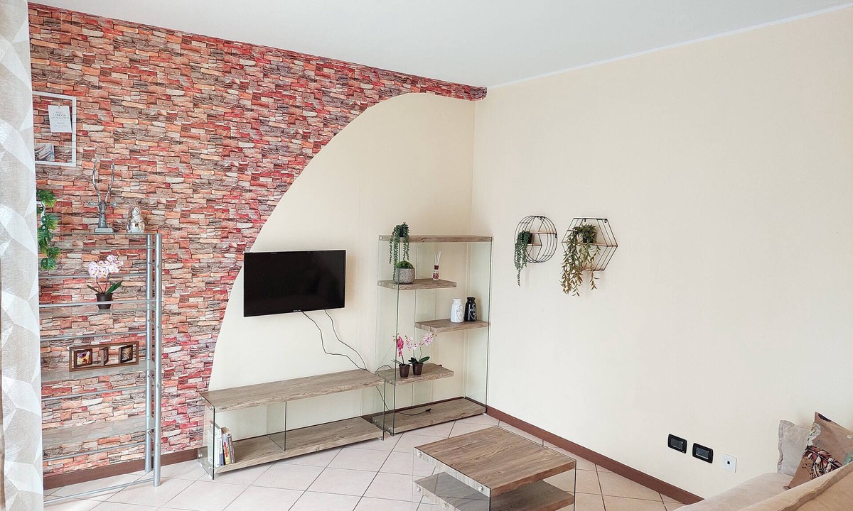 Somma Lombardo House | [private garden] - convenient for Malpensa and Milan