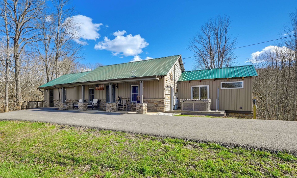 Friendly Cabin | Private Hot Tub! Country Retreat in West Virginia