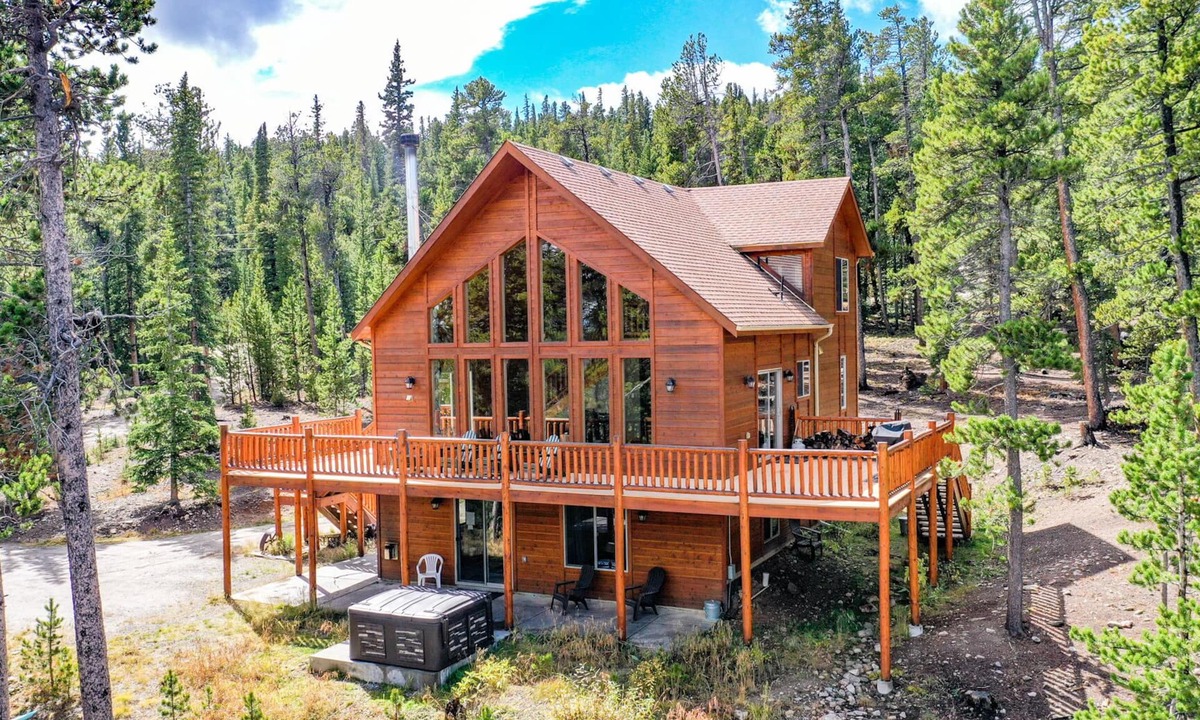 Valley of the Sun Cabin | Private, Mountain Views, Large Deck, Hot Tub - Alpenhaus
