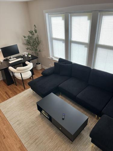 Irving Park East Apartment | Private Workspace Sleeps4 Modern Stylish Stay