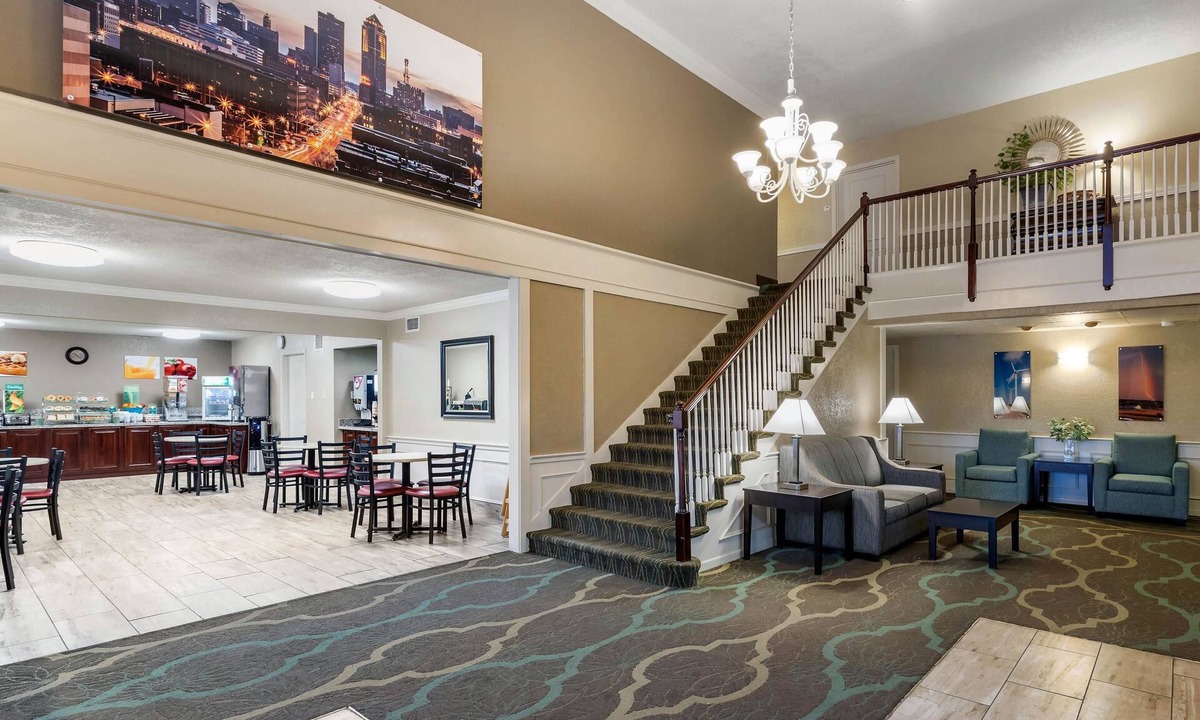 Lovington Hotel | Quality Inn & Suites Des Moines - Merle Hay Road