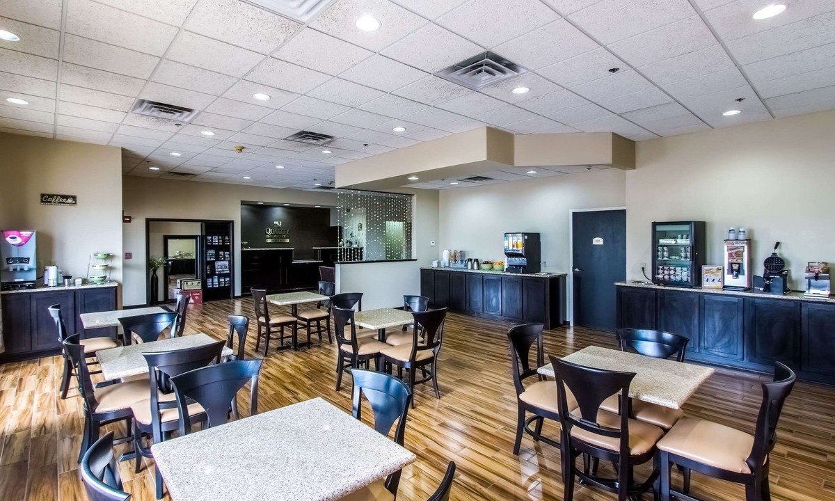 Quad Cities Hotel | Quality Inn & Suites Moline - Quad Cities